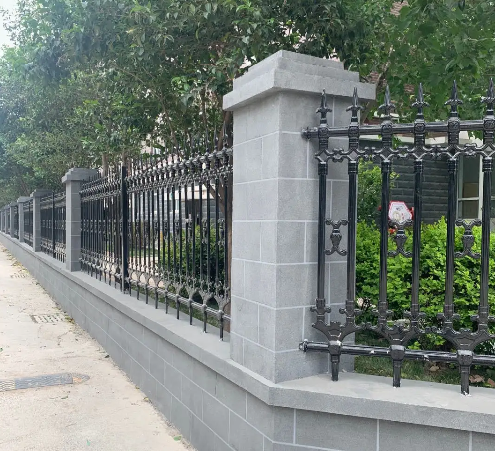 分析材质对新疆阿勒泰小区护栏围护效果的作用