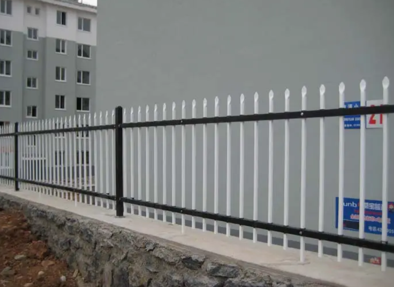 新疆阿勒泰锌钢护栏和铁艺护栏有哪些不同